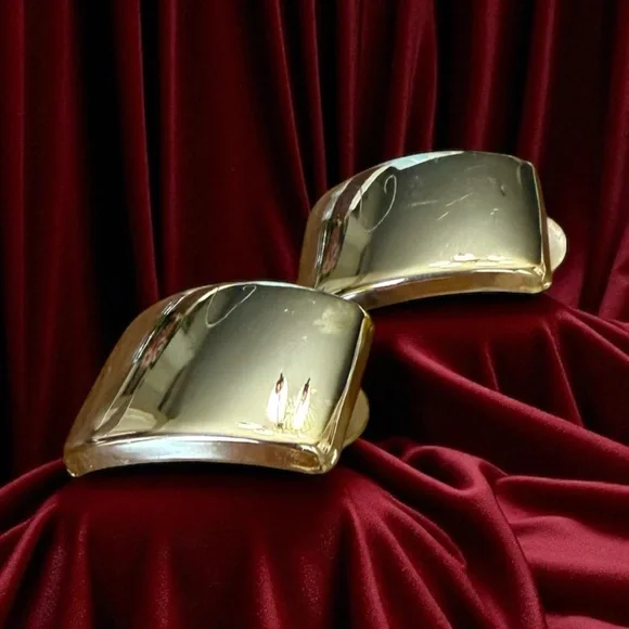 Vintage gold-tone pierced earrings - Picture 3 of 5